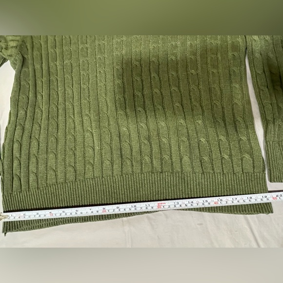 Beautiful green sweater size medium. - Picture 3 of 6